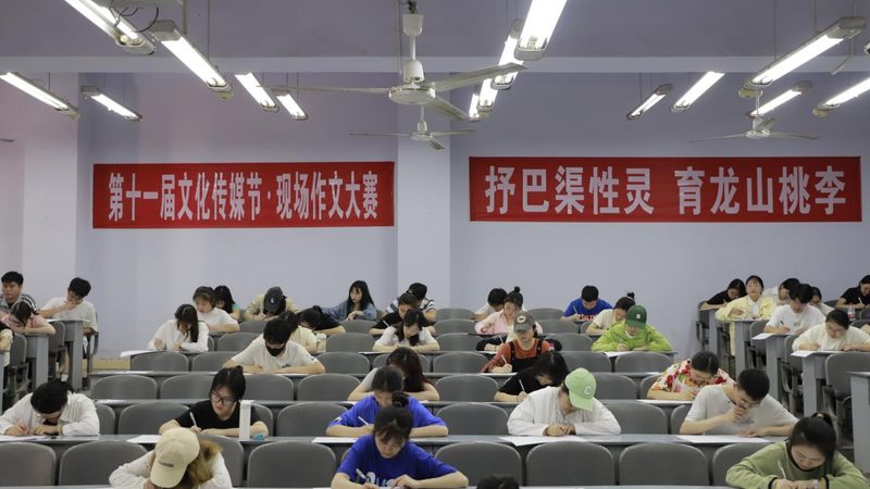 选择加盟品牌时，首先要考察其实力与资质。一个有实力的加盟品牌，通常具备以下条件：